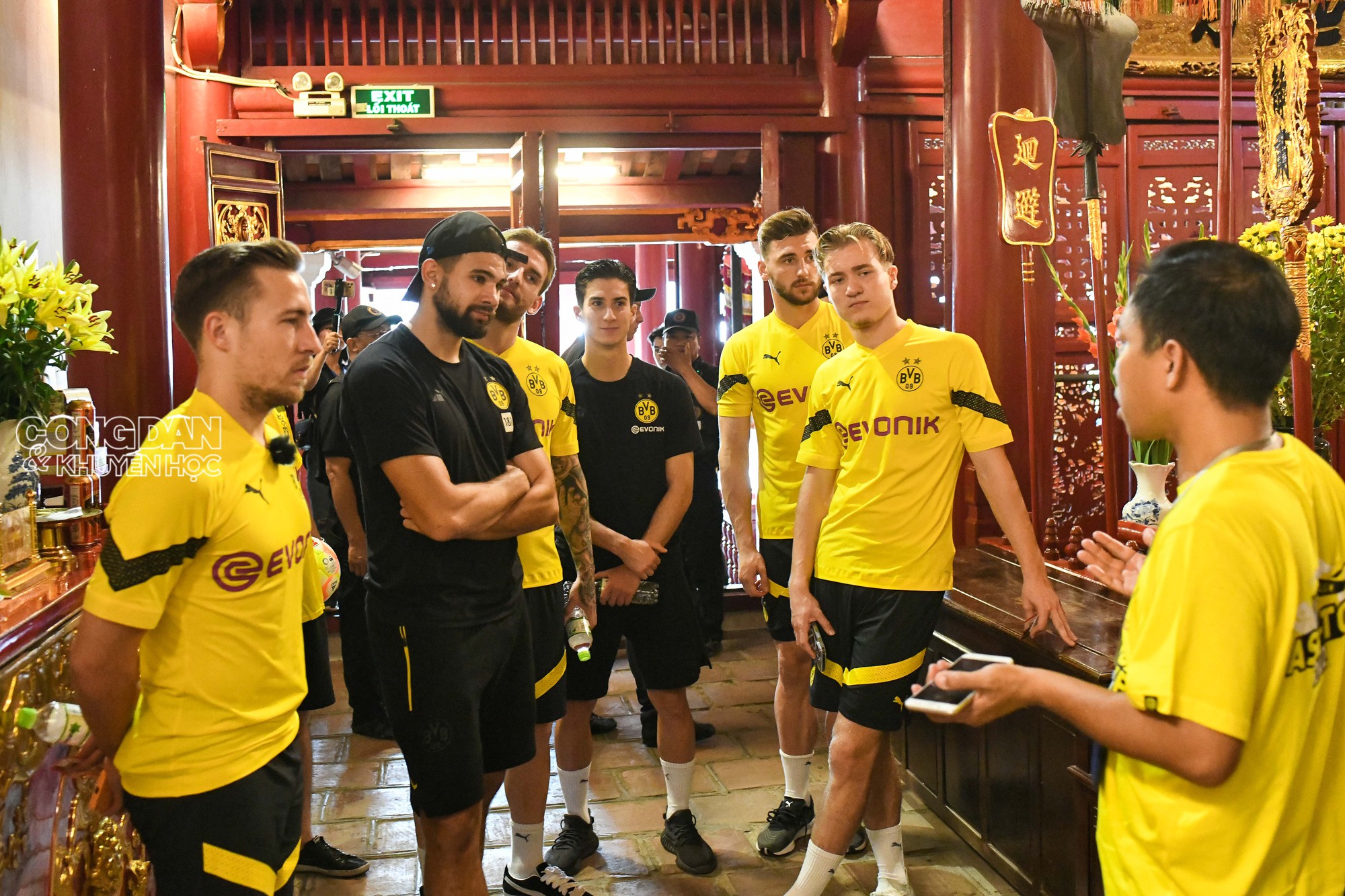 Câu lạc bộ Dortmund thăm Đền Ngọc Sơn, ngồi xích lô dạo phố ở Hà Nội - Ảnh 3.