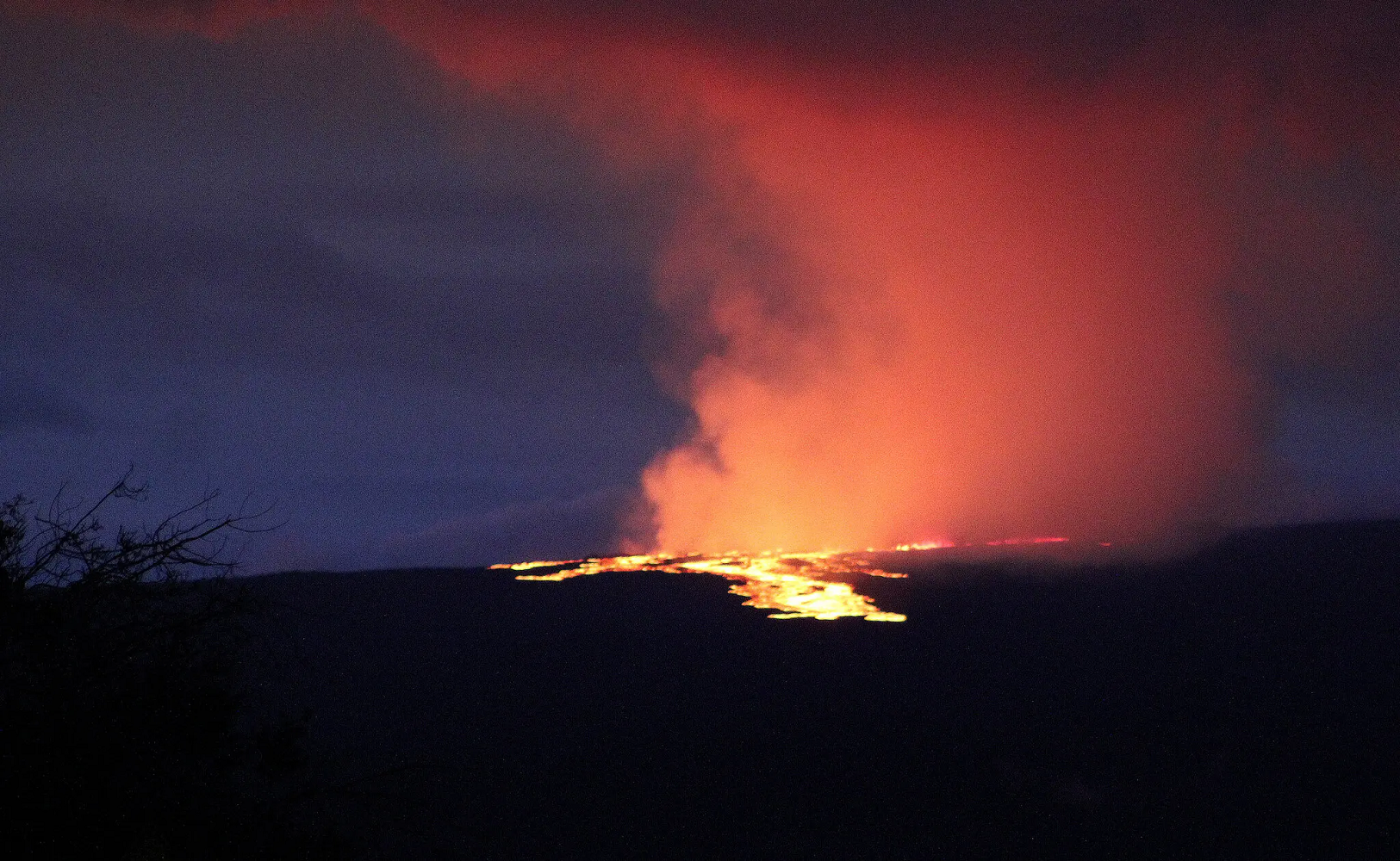 Ảnh núi lửa lớn nhất thế giới phun trào
