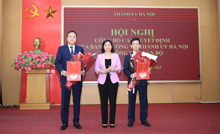 Phó Bí thư Thường trực Thành ủy Hà Nội Nguyễn Thị Tuyến trao các quyết định về công tác cán bộ - Ảnh 1.