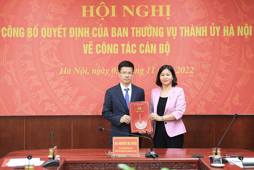 Phó Bí thư Thường trực Thành ủy Hà Nội Nguyễn Thị Tuyến trao các quyết định về công tác cán bộ - Ảnh 2.