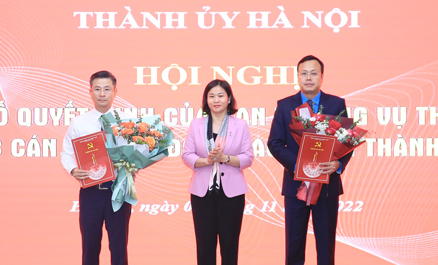 Phó Bí thư Thường trực Thành ủy Hà Nội Nguyễn Thị Tuyến trao các quyết định về công tác cán bộ - Ảnh 3.