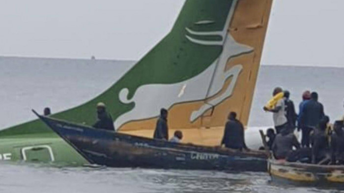 Châu Phi: Máy bay chở khách rơi xuống hồ, nhiều người chưa được tìm thấy - Ảnh 1.