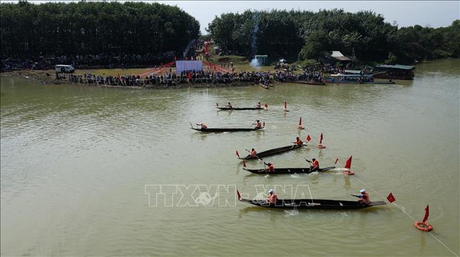 Độc đáo lễ hội đua thuyền trên sông Pô Cô - Ảnh 1.