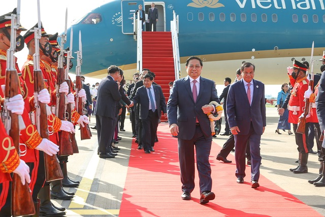 Thủ tướng Phạm Minh Chính tới Thủ đô Phnom Penh, bắt đầu chuyến thăm chính thức Campuchia - Ảnh 4.