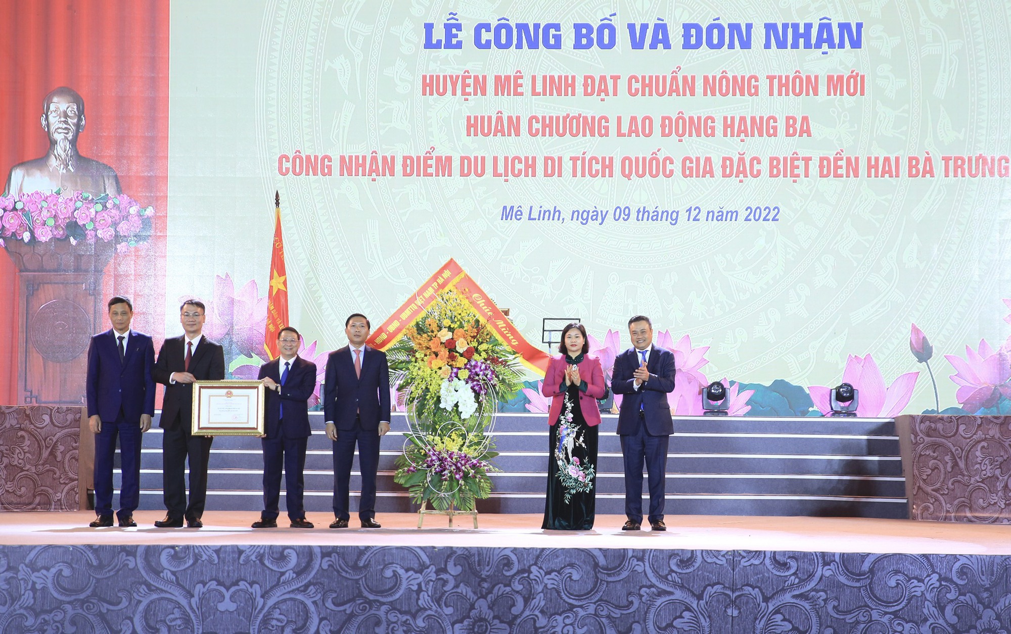 Hà Nội:Huyện Mê Linh công bố đạt chuẩn nông thôn mới và điểm du lịch Di tích Quốc gia đặc biệt Đền Hai Bà Trưng - Ảnh 2.
