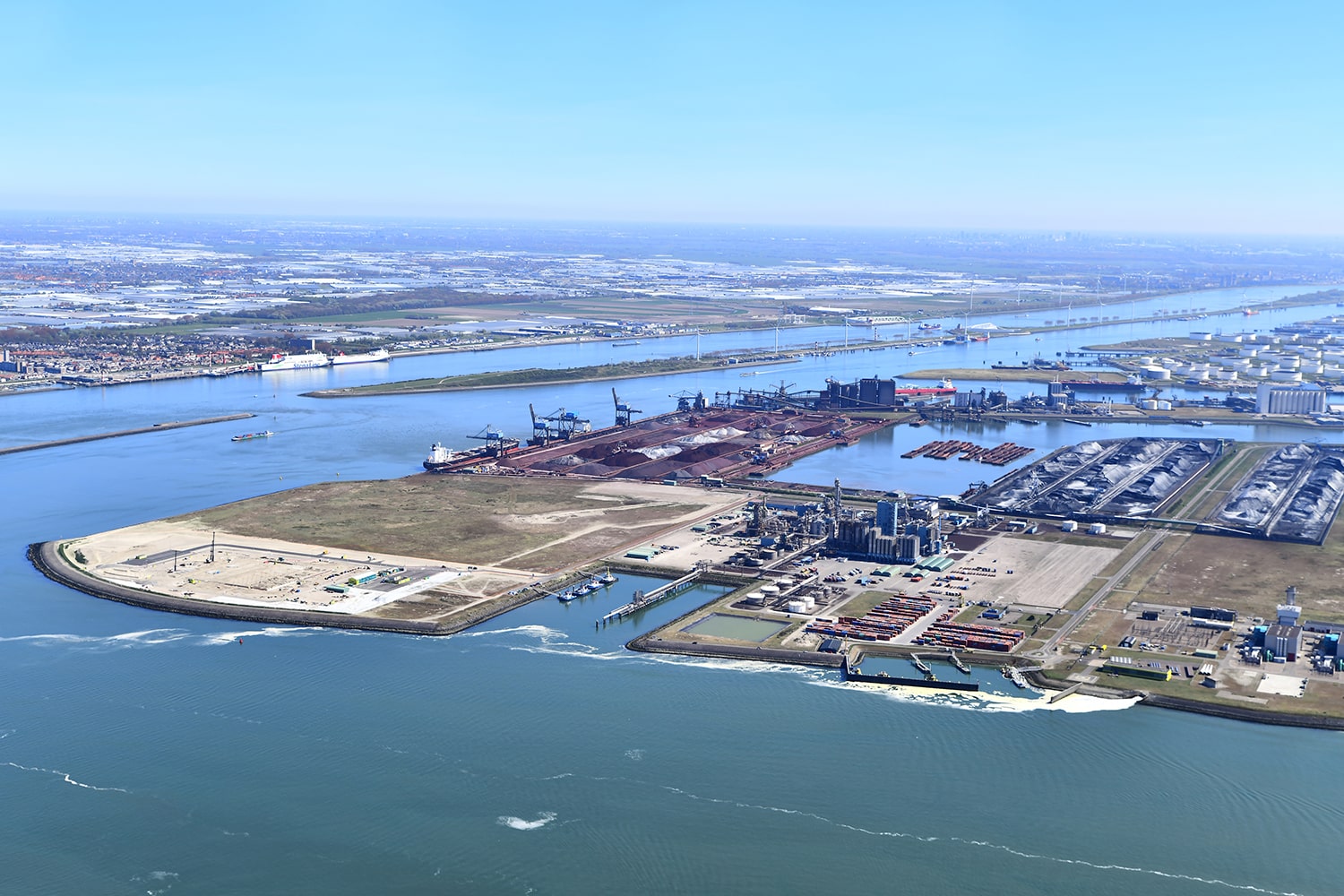 Cận cảnh cảng Rotterdam, cảng lớn nhất châu Âu - nơi vừa có buổi làm việc với Thủ tướng Chính phủ Phạm Minh Chính  - Ảnh 1.