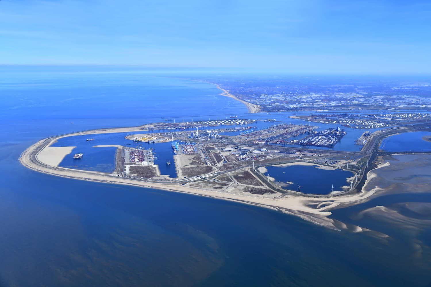 Cận cảnh cảng Rotterdam, cảng lớn nhất châu Âu - nơi vừa có buổi làm việc với Thủ tướng Chính phủ Phạm Minh Chính  - Ảnh 2.