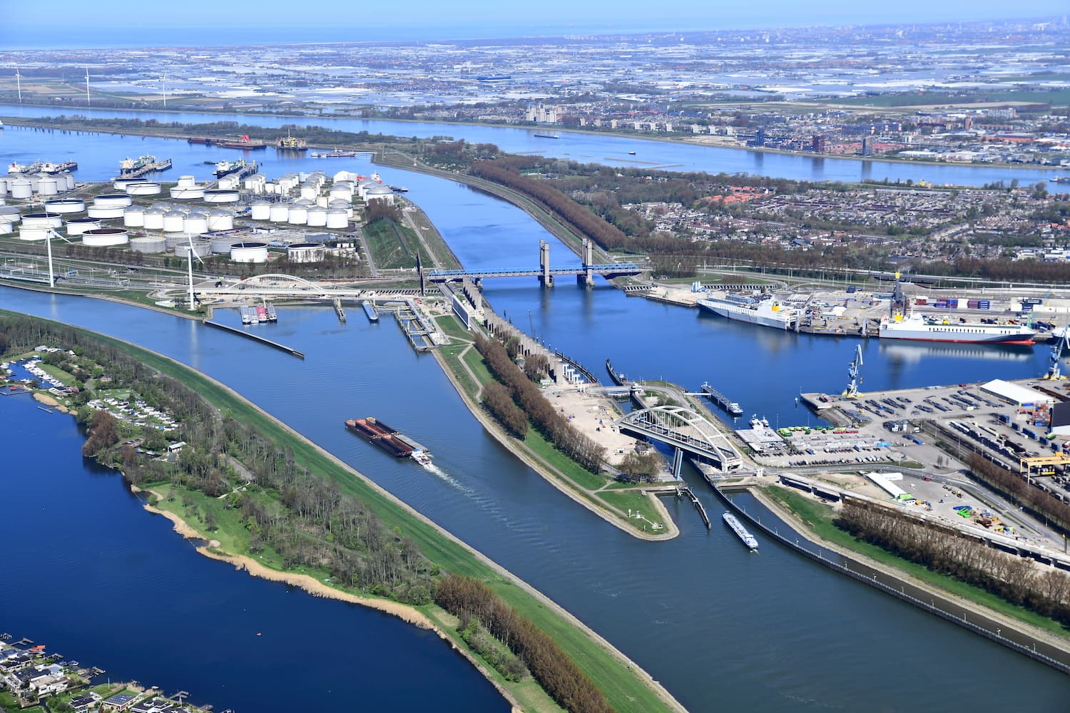 Cận cảnh cảng Rotterdam, cảng lớn nhất châu Âu - nơi vừa có buổi làm việc với Thủ tướng Chính phủ Phạm Minh Chính  - Ảnh 15.