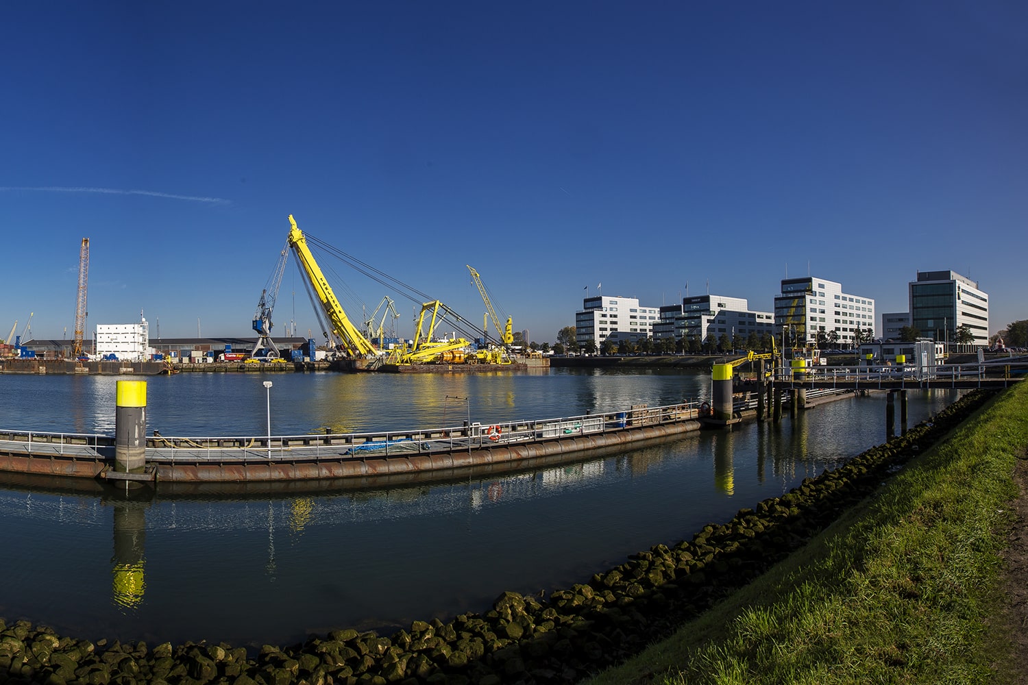 Cận cảnh cảng Rotterdam, cảng lớn nhất châu Âu - nơi vừa có buổi làm việc với Thủ tướng Chính phủ Phạm Minh Chính  - Ảnh 4.