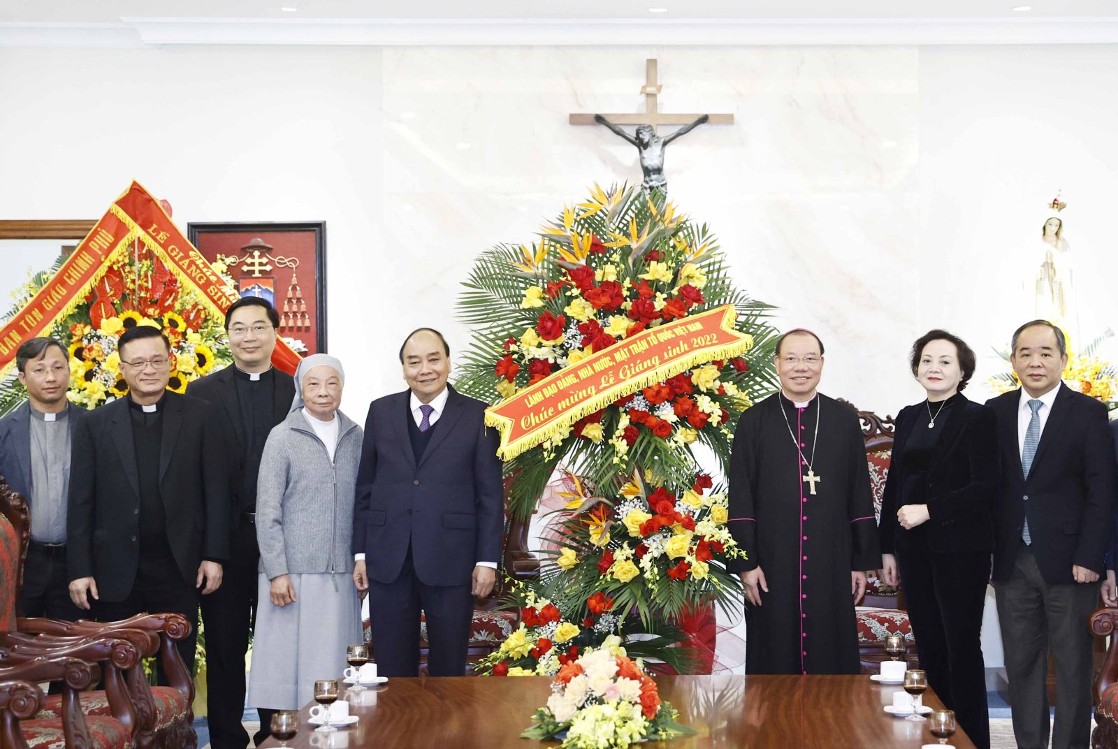 Chủ tịch nước chúc mừng Giáng sinh Tổng Giáo phận Hà Nội và Ủy ban Đoàn kết Công giáo Việt Nam - Ảnh 1.