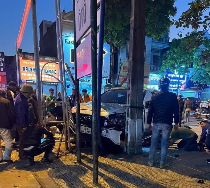 Quảng Ninh: Ô tô tông nhiều xe máy, 1 người chết, 3 người bị thương - Ảnh 2.