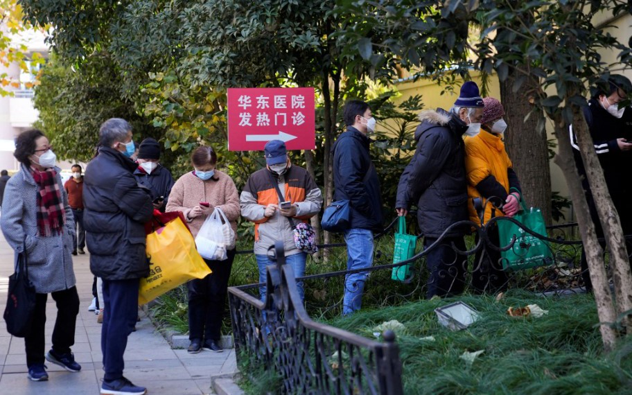 Gỡ bỏ chống dịch nghiêm ngặt, số ca nhiễm COVID-19 tại Trung Quốc tăng chóng mặt