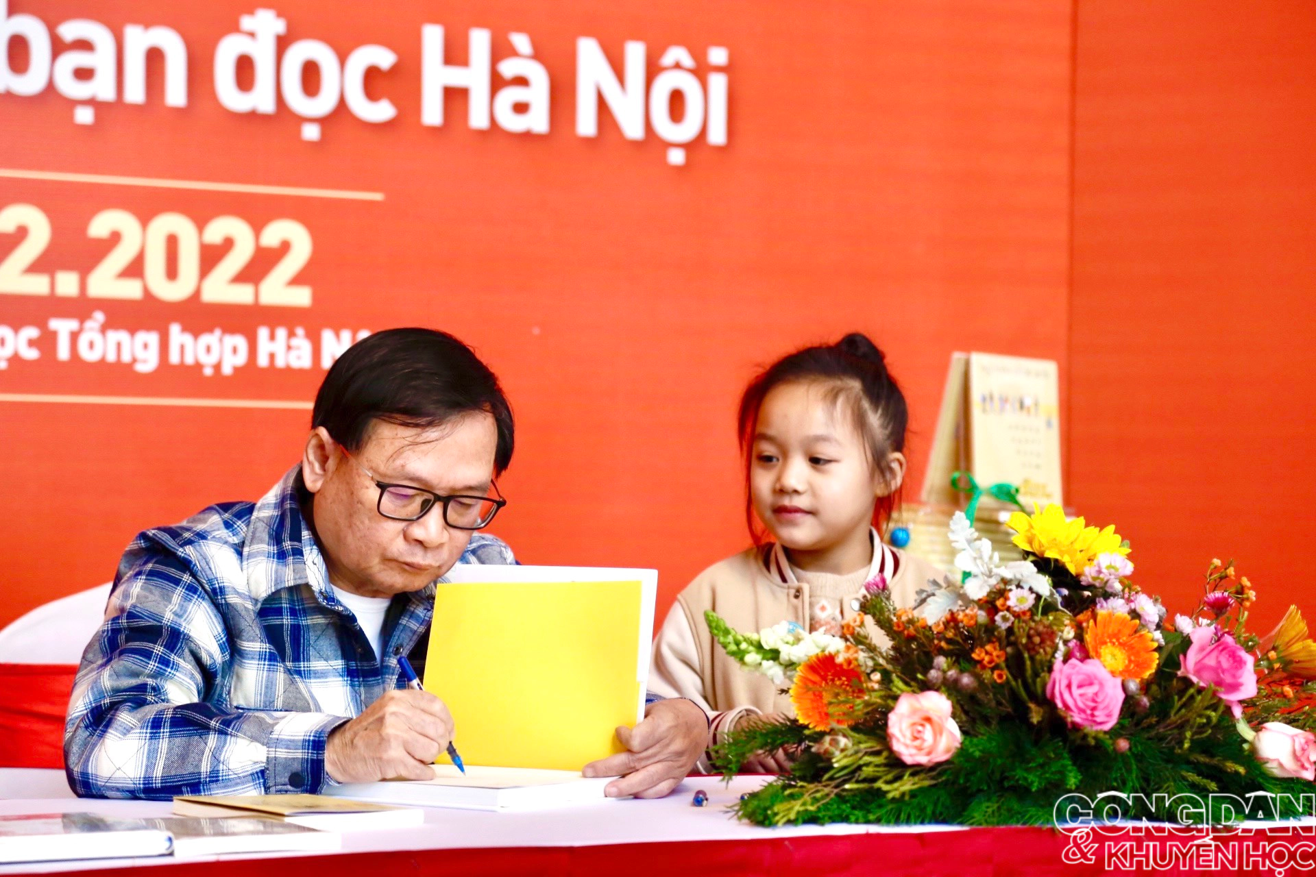 Nhiều độc giả nhỏ tuổi cũng đến buổi ký tặng để nhận chữ ký của nhà văn Nguyễn Nhật Ánh.