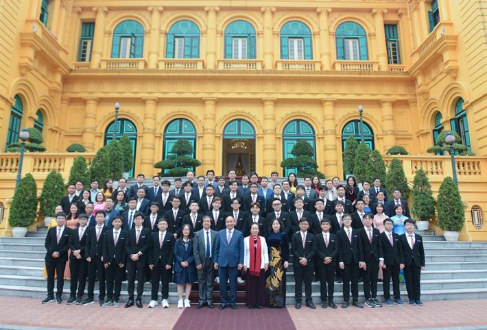 Chủ tịch nước cùng Chủ tịch Hội Khuyến học Việt Nam chúc mừng đoàn 100% học sinh đoạt giải kỳ thi Olympic quốc tế 2022 - Ảnh 2.