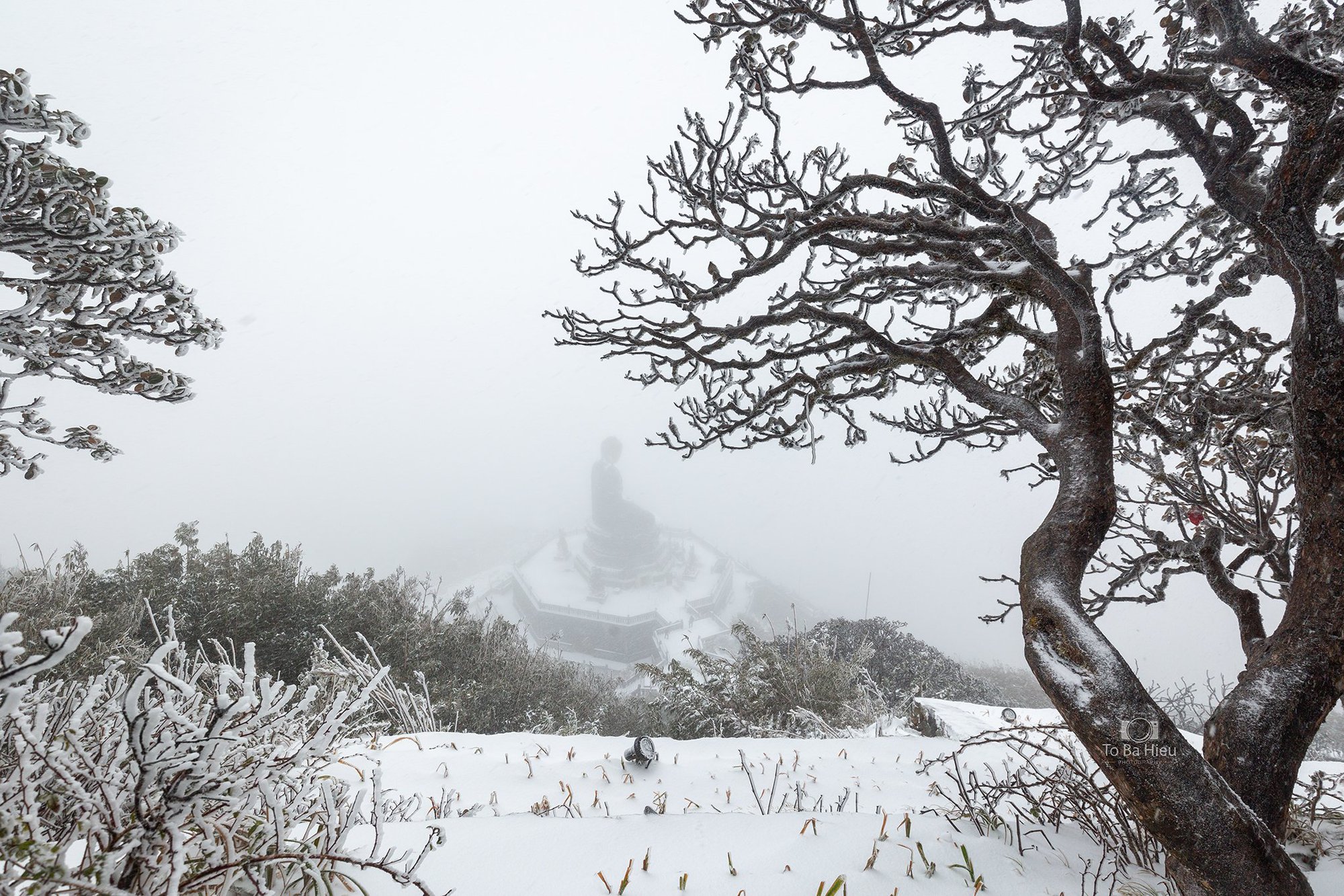 Mưa tuyết rơi phủ trắng Phan Xi Păng - Ảnh 2.
