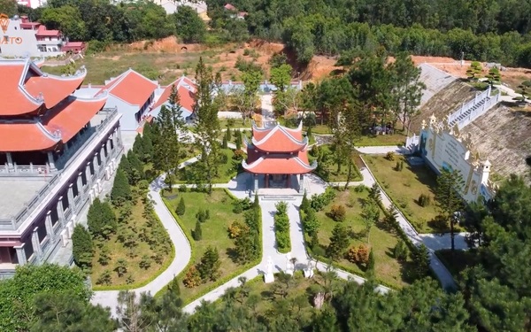 Choáng ngợp nhà thờ tổ toàn gỗ, rộng nghìn m2 của họ Bùi Việt Nam - Ảnh 1.