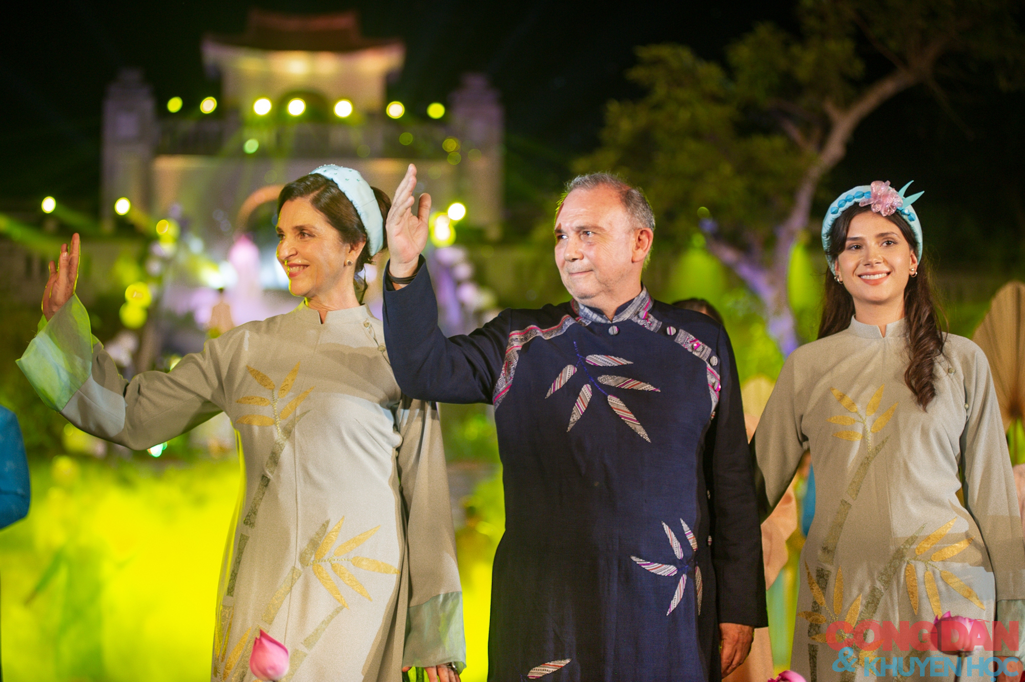 Hình ảnh đại sứ các nước trong trang phục áo dài Việt Nam- Ảnh 2.