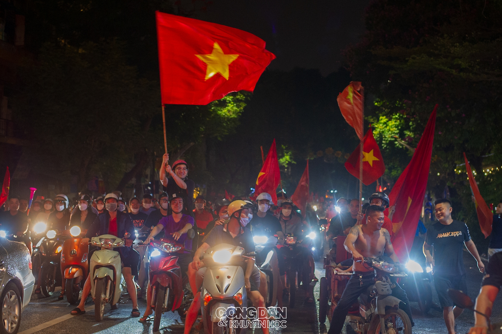Hà Nội: Người dân ra đường mừng Việt Nam vô địch - Ảnh 8.