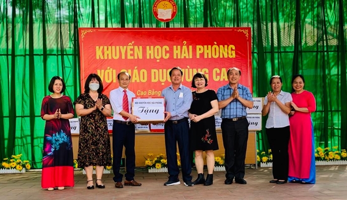 Hội Khuyến học thành phố Hải Phòng tặng quà học sinh có hoàn cảnh khó khăn xã Chu Trinh, thành phố Cao Bằng - Ảnh 1.