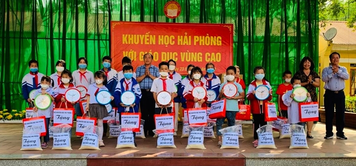 Hội Khuyến học thành phố Hải Phòng tặng quà học sinh có hoàn cảnh khó khăn xã Chu Trinh, thành phố Cao Bằng - Ảnh 2.