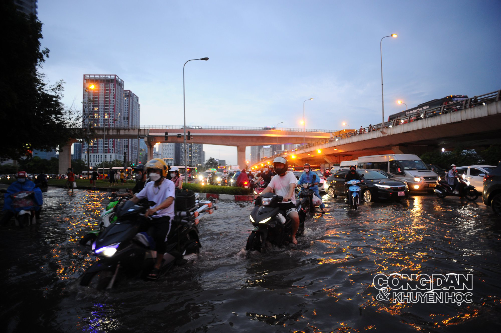 Hà Nội ngập sâu sau cơn mưa chiều 29/5 - Ảnh 3.