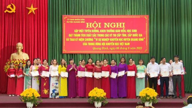 Khen thưởng giáo viên, học sinh xuất sắc trong các kỳ thi cấp tỉnh, cấp quốc gia tại Quang Bình, Hà Giang  - Ảnh 1.