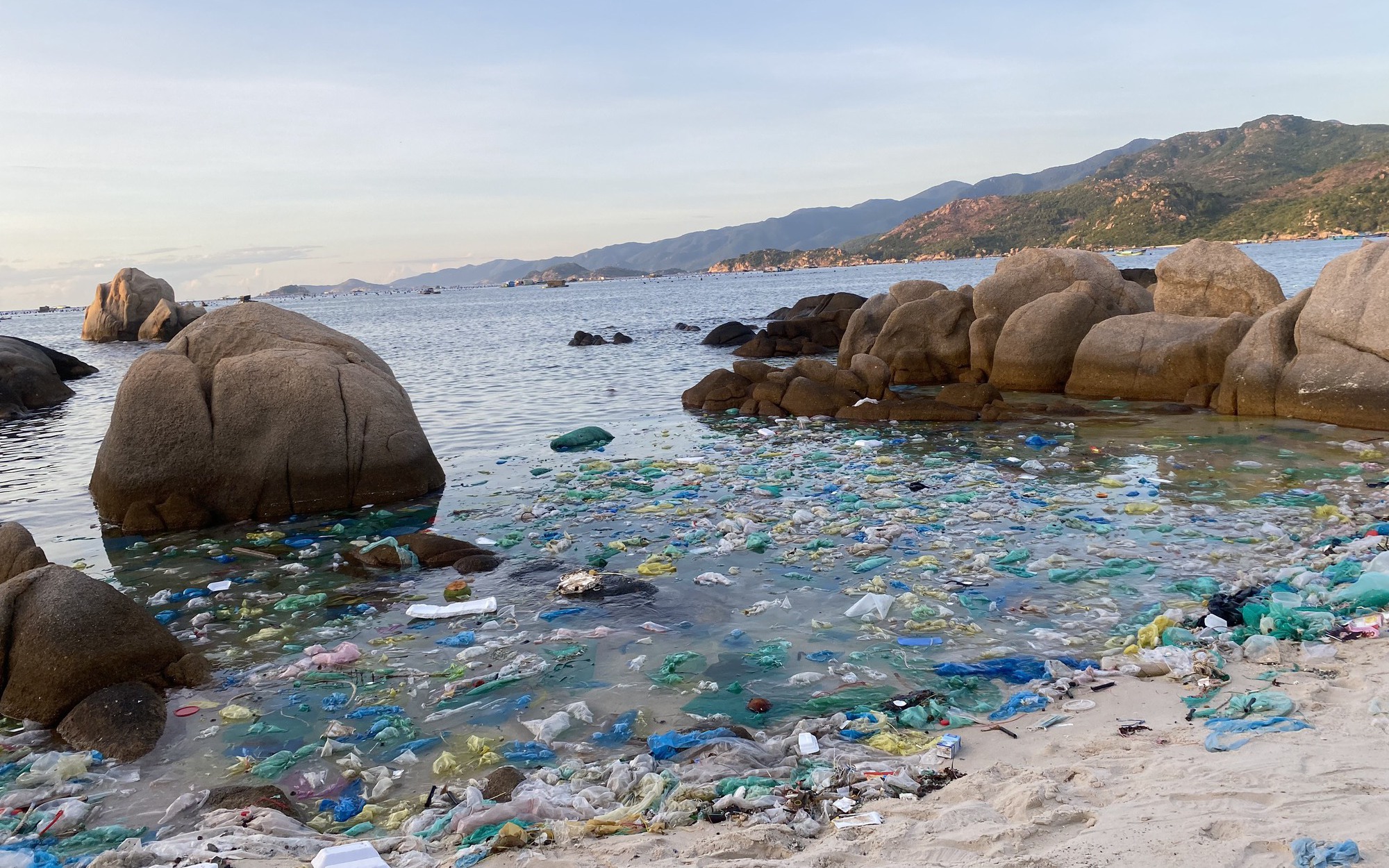 Nghĩa địa rác lộ thiên trên bãi biển đẹp nhất Việt Nam