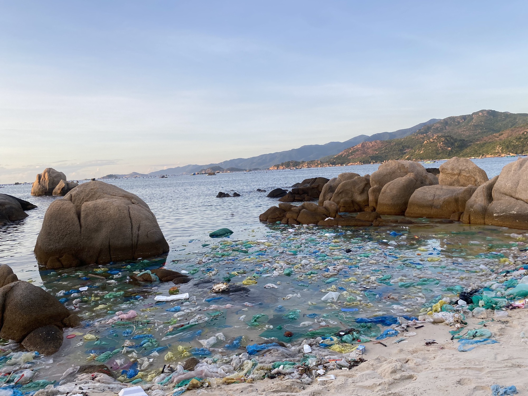 Nghĩa địa rác lộ thiên trên bãi biển đẹp nhất Việt Nam