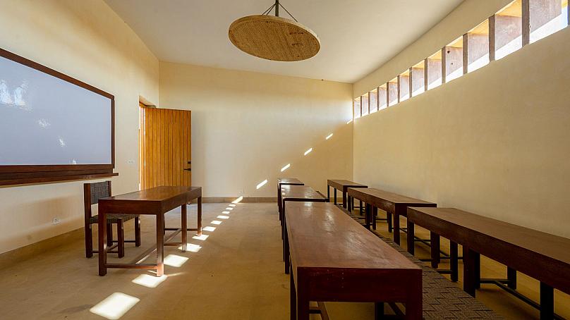 Ngôi trường mát mẻ quanh năm giữa sa mạc ở Ấn Độ - Ảnh 4.