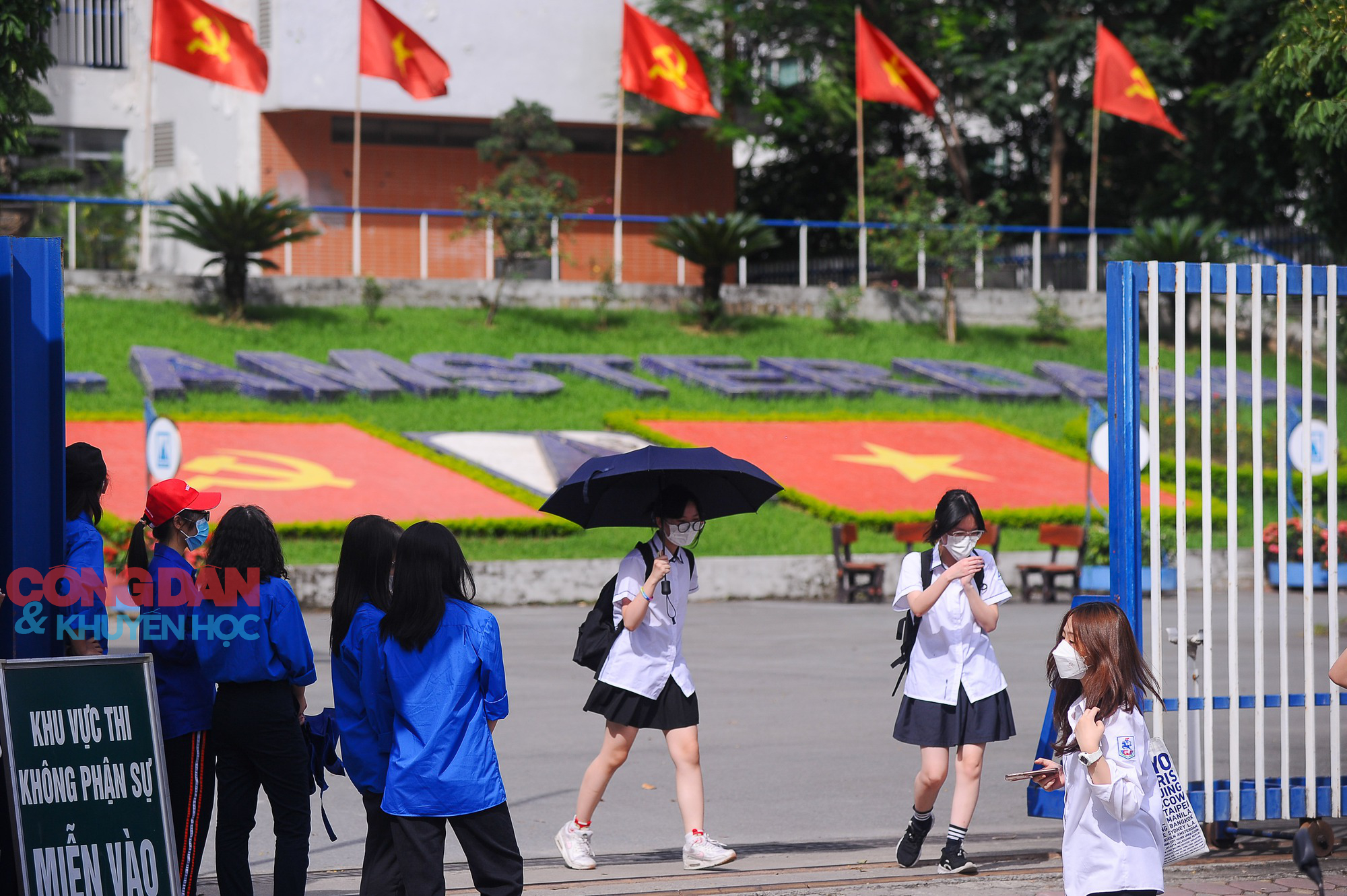 Thí sinh tại Hà Nội hoàn thành ngày thi đầu tiên vào lớp 10, nhiều em tự tin đạt điểm cao môn Tiếng Anh - Ảnh 9.