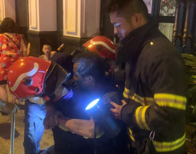 Hà Nội: Cứu sống 2 người mắc kẹt trong đám cháy ở khu phố Cổ - Ảnh 1.
