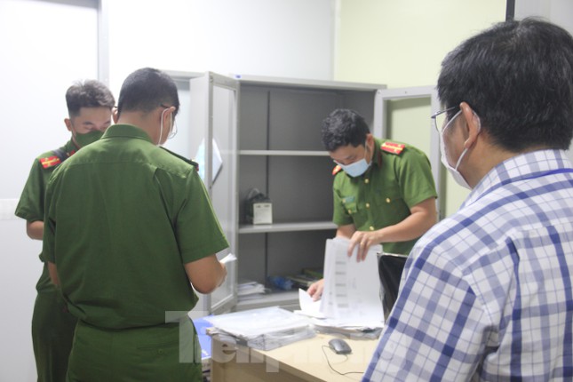  Khám xét CDC Đà Nẵng, Công an thu giữ nhiều tài liệu - Ảnh 3.