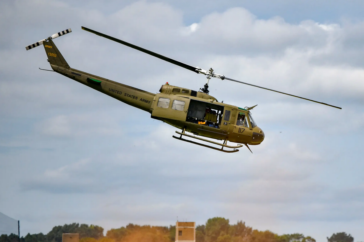 Máy bay trực thăng: Trực thăng là một trong những phương tiện di chuyển không thể thiếu trong lực lượng quân sự hiện đại. Bạn sẽ được chiêm ngưỡng vẻ đẹp hoành tráng của một chiếc máy bay trực thăng khi xem bức ảnh này.