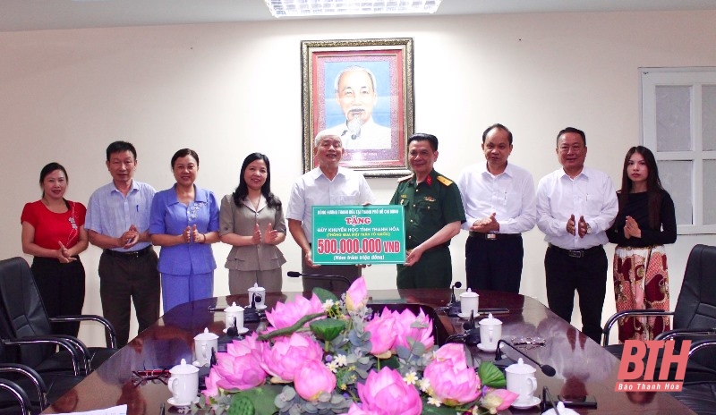 Đồng hương Thanh Hóa tại Thành phố Hồ Chí Minh trao tặng Quỹ Khuyến học quê nhà 500 triệu đồng - Ảnh 1.