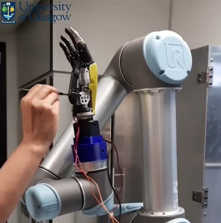 Da nhân tạo làm robot cũng biết đau  - Ảnh 2.
