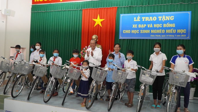 Trao tặng 200 chiếc xe đạp và 150 suất học bổng cho học sinh nghèo hiếu học ở Trà Vinh - Ảnh 1.