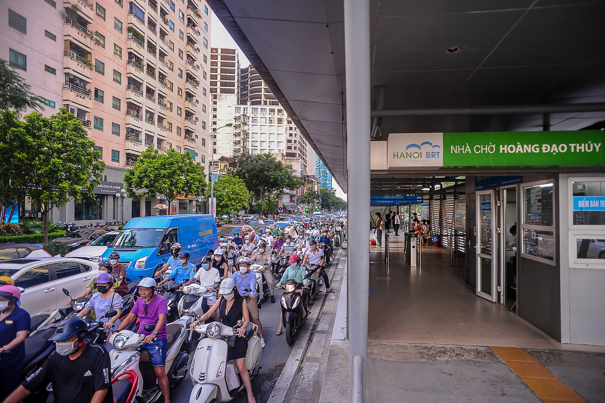Hà Nội nói gì về tuyến buýt nhanh BRT  - Ảnh 2.