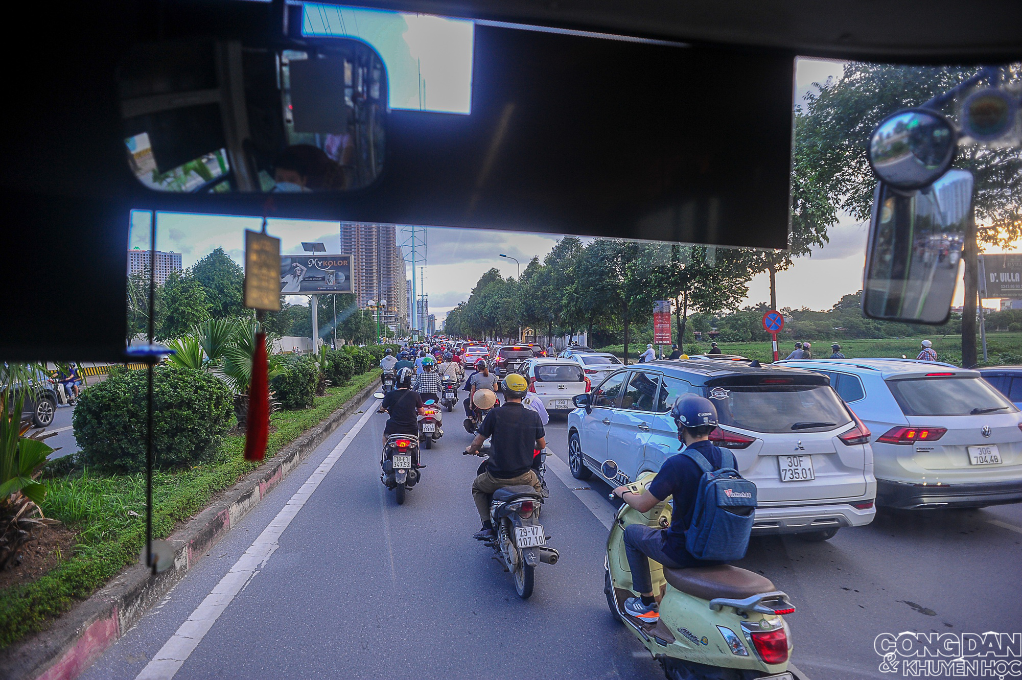 Hà Nội: Tuyến buýt nhanh BRT bị nhiều phương tiện lấn làn, nhà chờ đìu hiu - Ảnh 7.