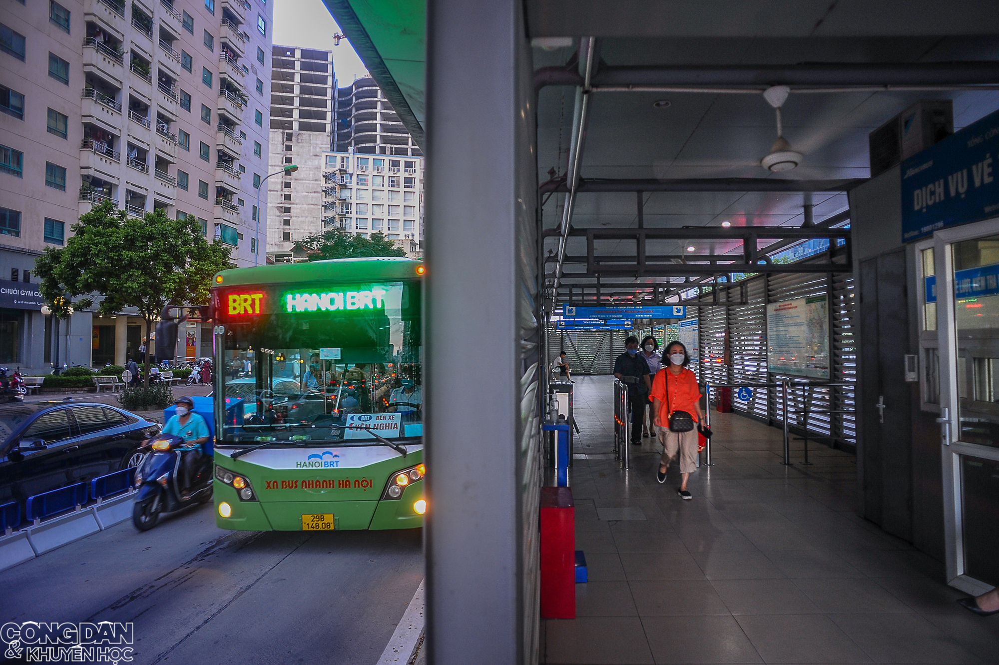 Hà Nội: Tuyến buýt nhanh BRT bị nhiều phương tiện lấn làn, nhà chờ đìu hiu - Ảnh 1.