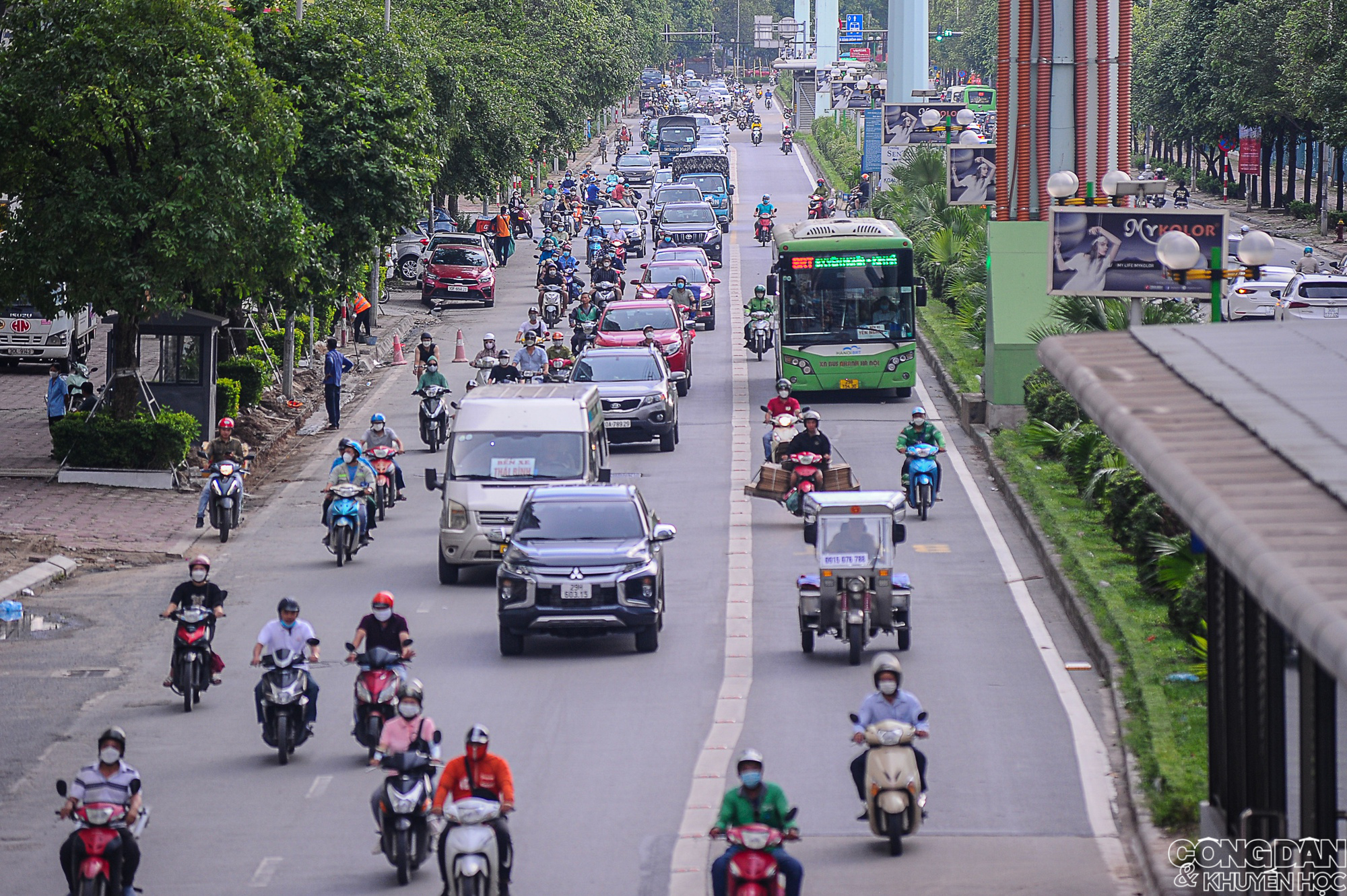 Hà Nội: Tuyến buýt nhanh BRT bị nhiều phương tiện lấn làn, nhà chờ đìu hiu - Ảnh 5.