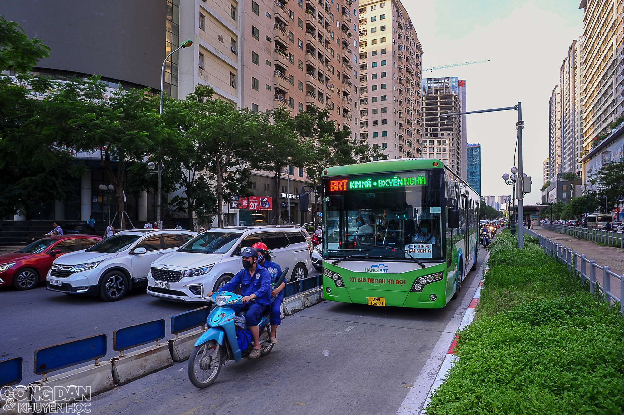 Hà Nội: Tuyến buýt nhanh BRT bị nhiều phương tiện lấn làn, nhà chờ đìu hiu - Ảnh 2.