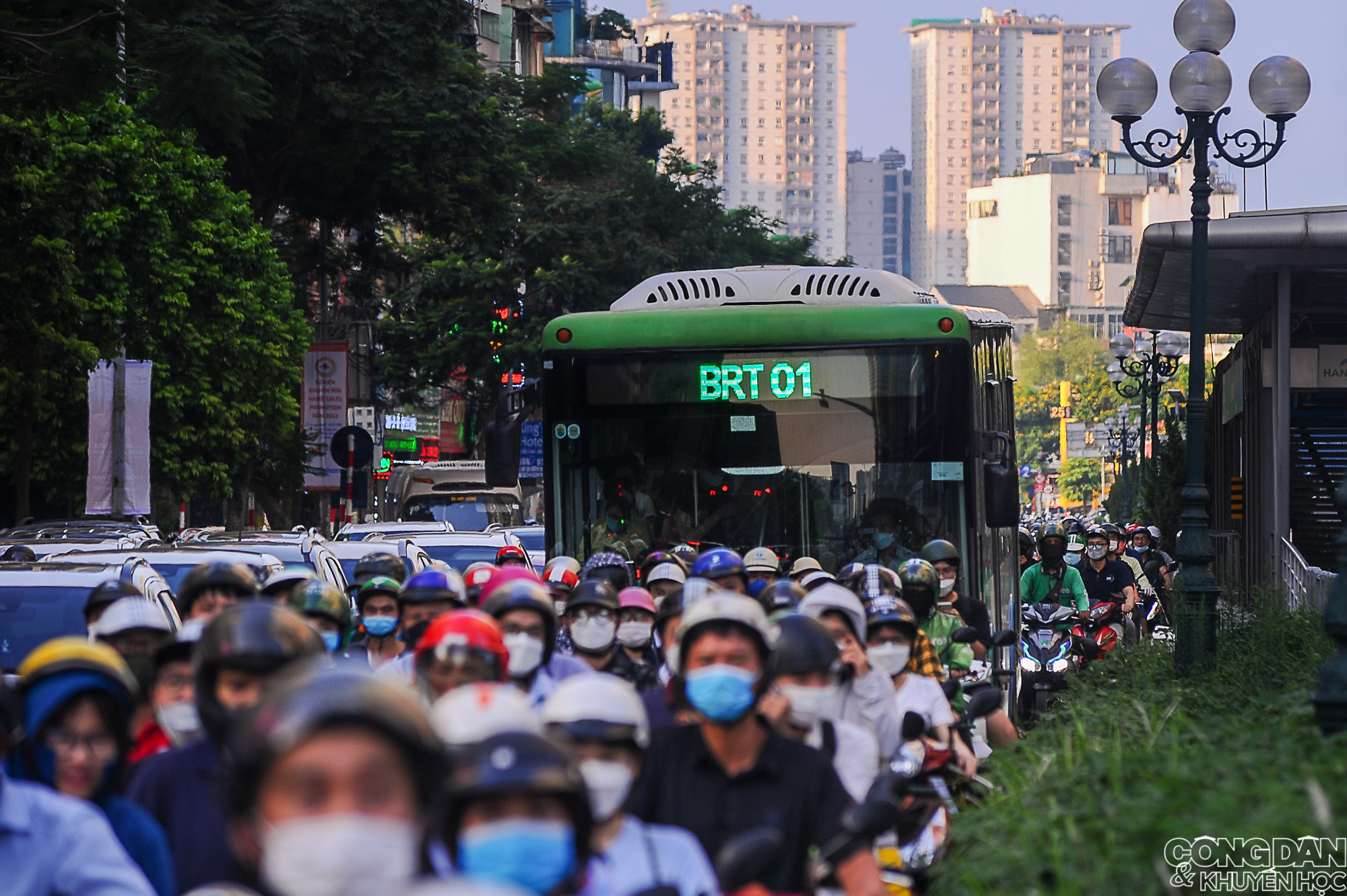 Hà Nội: Tuyến buýt nhanh BRT bị nhiều phương tiện lấn làn, nhà chờ đìu hiu - Ảnh 6.