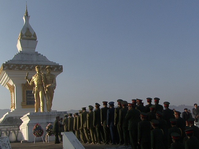 Những đài tưởng niệm anh hùng liệt sĩ Việt Nam trên đất Lào - Ảnh 2.