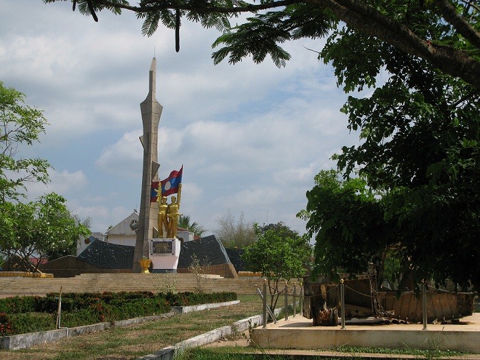 Những đài tưởng niệm anh hùng liệt sĩ Việt Nam trên đất Lào - Ảnh 4.