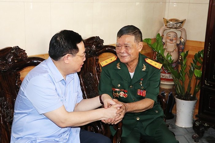 Chủ tịch Quốc hội Vương Đình Huệ thăm Bà mẹ Việt Nam Anh hùng và thương binh Anh hùng Lực lượng vũ trang nhân dân - Ảnh 2.