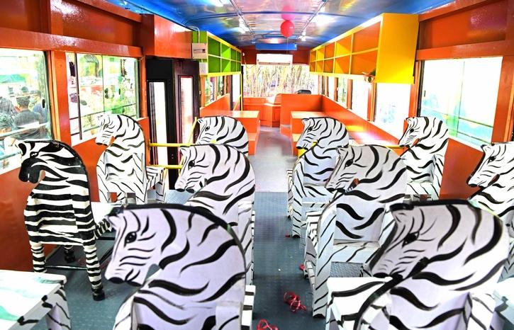 Ấn Độ cải tạo xe buýt cũ thành những phòng học đầy màu sắc cho trẻ em - Ảnh 2.