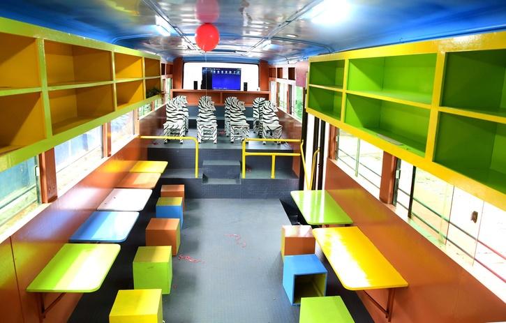 Ấn Độ cải tạo xe buýt cũ thành những phòng học đầy màu sắc cho trẻ em - Ảnh 1.