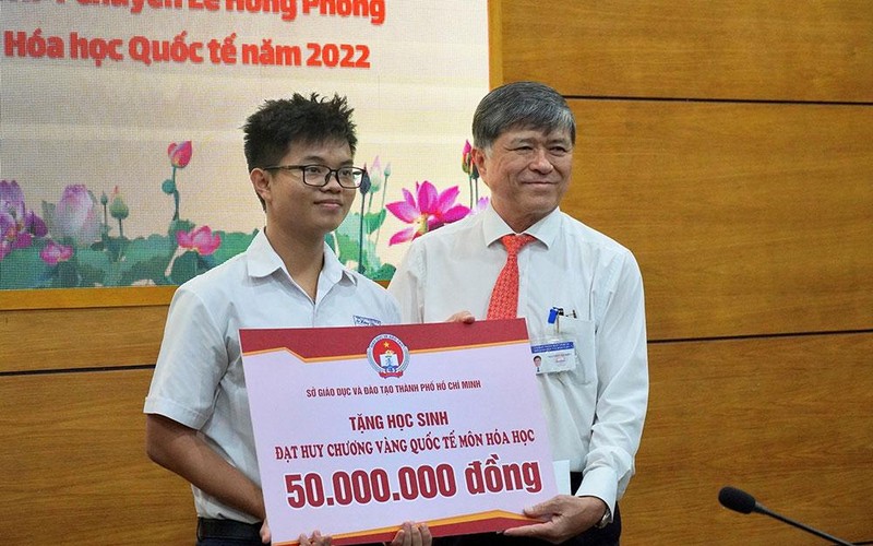 Thành phố Hồ Chí Minh: Học sinh đạt huy chương vàng IBO được thưởng 150 triệu đồng - Ảnh 1.
