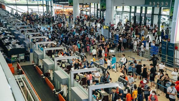 Dừng triển khai dịch vụ thu phí làm thủ tục nhanh tại sân bay Tân Sơn Nhất - Ảnh 1.
