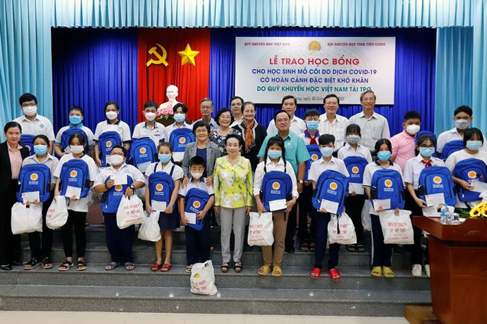 20 học sinh mồ côi vì COVID-19 tại Tiền Giang nhận hỗ trợ từ Quỹ Khuyến học Việt Nam - Ảnh 1.